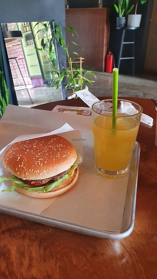 Cheeseburger and lemonade at Hood Street Food in St Petersburg