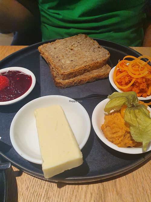Go vegan breakfast (butter, 2 spreads, jam, 2 slices of bread, hot drink) at Early Bird in Telfs