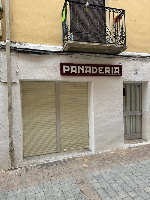 La  ubicación está mal puesta y no pone horario. Es más hacia arriba de la otra panadería en C. Mayor, 19, 31210 Los Arcos, Navarra  at Romeo Panaderia in Navarra