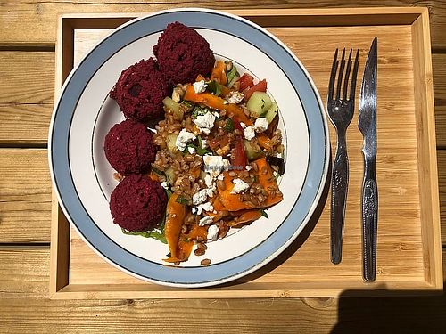Beetroot falafel and small splet salad with roasted veggie, cucumber, tomate, rucula and ginger dressing at Cantina Minúscula in Lisbon
