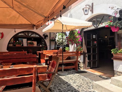 Outdoor seats at Stég Pub Pizzéria in Tihany