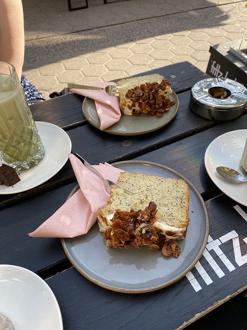 zitrone mohn kuchen mit gebrannten mandeln  at Henne Cafébar in Osnabrueck