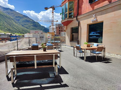 Outdoor seating at Biselli in Andermatt