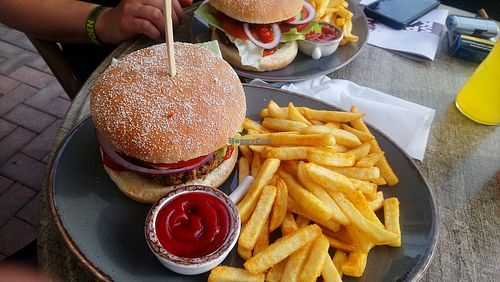 Veganer Burger mit Pommes at Ricks Imbiss in Busdorf