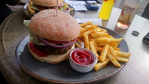 Noch mal veganer Burger mit Pommes at Ricks Imbiss in Busdorf