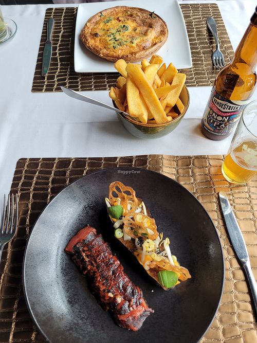 Vega quiche, vegan watermeloen en courgette at Café Wetemans in Leveroy
