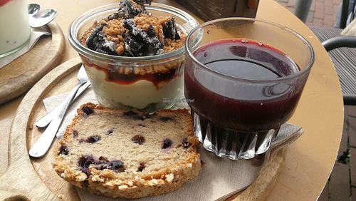 Day deal: Made in heaven yoghurt from oats (orea and caramel sea salt yoghurt), blueberry cake and vlierbes-appel juice at YB by Yoghurt Barn in Haarlem