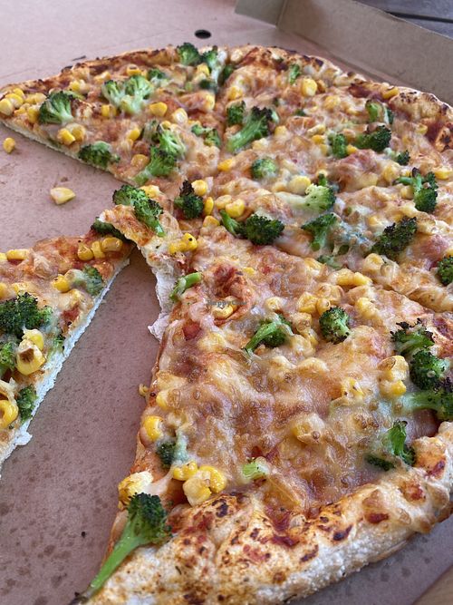 vegan margarita with broccoli and corn  at Freddy Fresh Pizza in Wernigerode