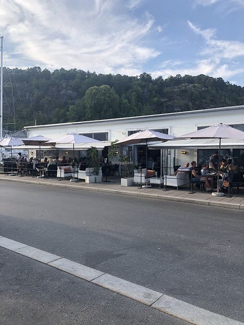 Uteservering på begge sider at Brygga in Risor