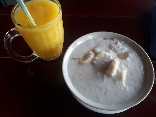 Vegan porridge made with coconut milk and a mango shake at Mut Mee Restaurant in Nong Khai