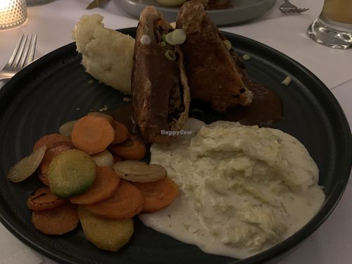 Beef Wellington mit Wurzelgemüse und Kartoffelstampf  at ahead Burghotel in Lenzen Elbe
