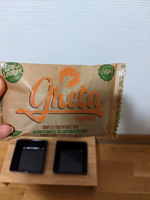 Veganes Hundefutter auf dem Zimmer  at ahead Burghotel in Lenzen Elbe