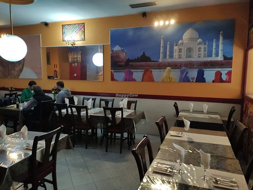 interior at Taj Mahal in Segovia