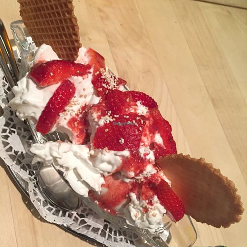 Rotkäppchen (Vanille Eiscreme mit Sahne und Erdbeeren) at Max Pett in Munich