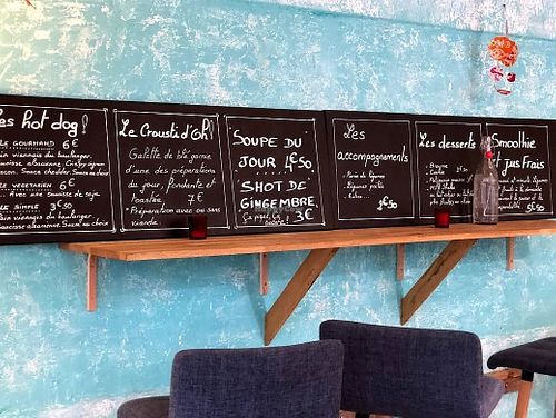 Menu : there is à vegan hot dog😉(soy) at Jardin d'oh in Cauterets