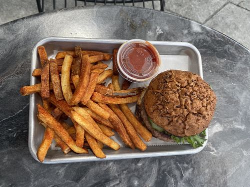 Impossible burger 🍔 (if you don’t want vegan mayonnaise, be very clear about this. They put it on.  at Freya's Diner in St Petersburg