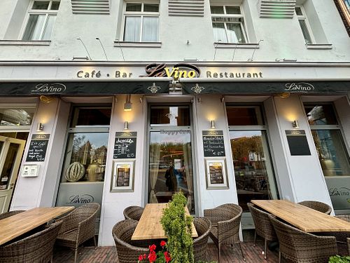 outside  at La Vino in Lingen