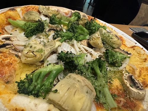 pizza w/ vegan cheese  at La Vino in Lingen