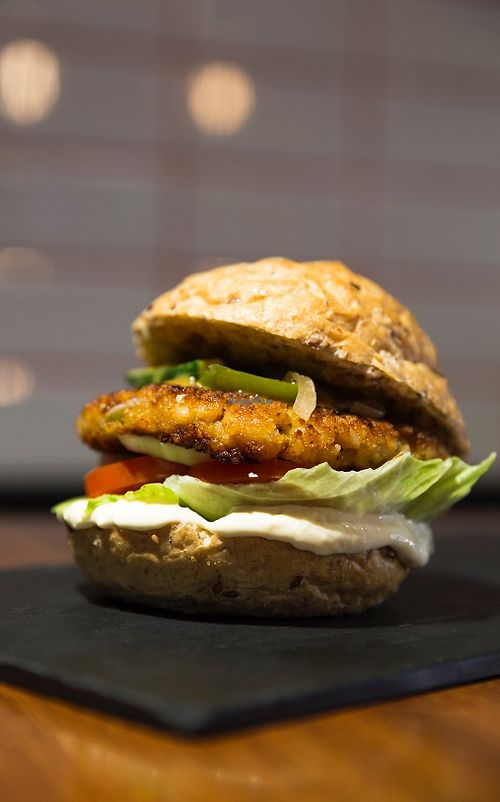 Pan de semillas, lechuga, tomate, cebolla, hamburguesa casera de chilli vegano de alubias pochas y arroz con salteado de verduras y salsas caseras at Silbis Tudela in Tudela