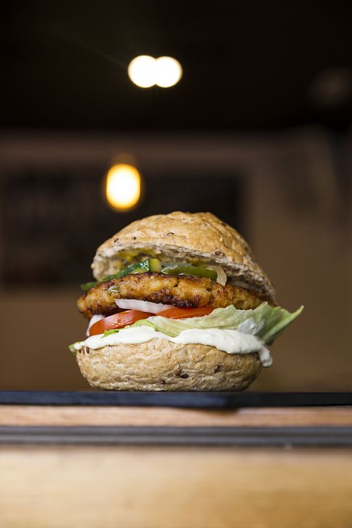 Hamburguesa casera de chilli vegano de alubias y arroz. Wok de verduras, lechuga tomate cebolla y salsas caseras. at Silbis Tudela in Tudela