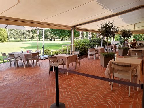 Outdoor seating at Buca19 in Ascona