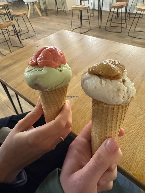 Avocado-Limetten-Blaubeersoße mit Erbeer-Minze und Gebrannte Mandeln mit Plaume-Zimt  at Luicella's - Osterstraße  in Hamburg