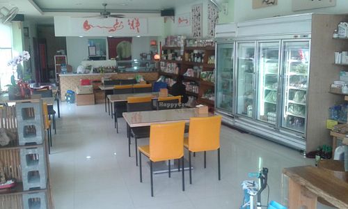 Inside.... at Yǒujī Dàdì 有機大地健康蔬食餐廳 in Jiaoxi