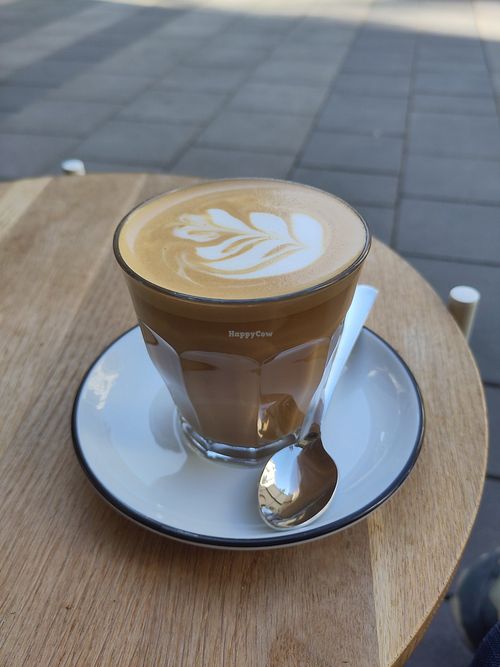 Flat white at Keep Bañana in Munich