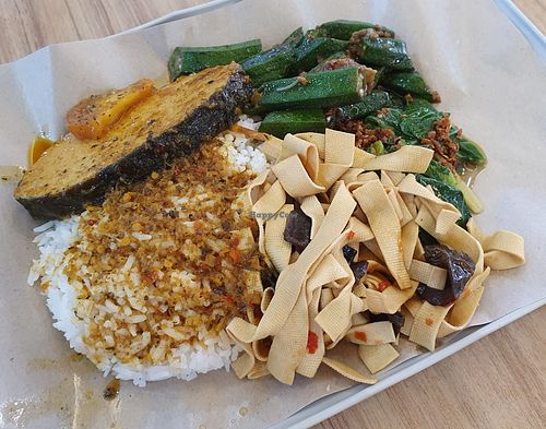 Economic rice with Assam mock fish, lady fingers and soy bean skin and black fungus at Huang Xuan Vegetarian 皇轩素 - Bedok in East Singapore
