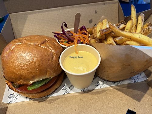 Classic burger meal deal with burger sauce 🫶🏽🍔🌱  at Eden Jaxx - Købmagergade in Copenhagen