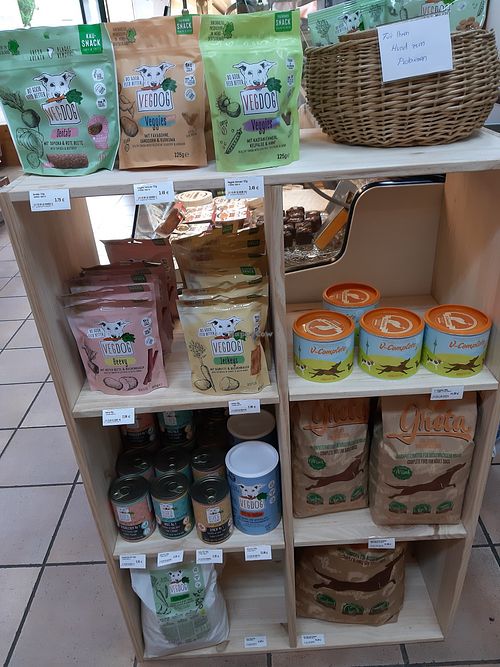 Vegan dog food at Porta Verde in Trier