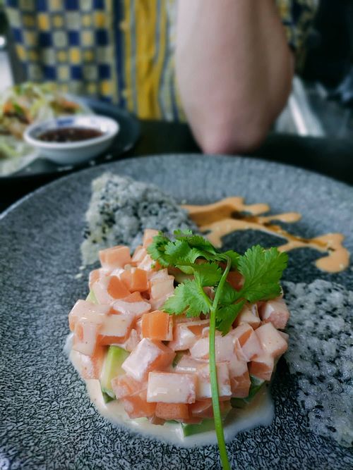 salmon and avocado tartare with rice crackers at Vegang in Berlin