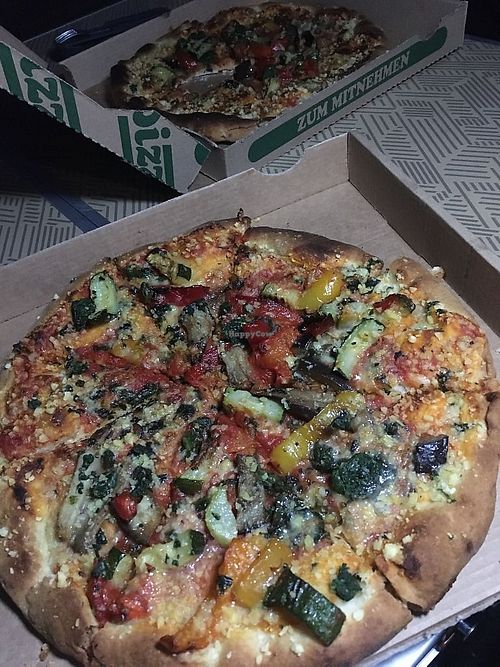 Pizza vegetal con queso vegano at Camping el Molino in Navarra