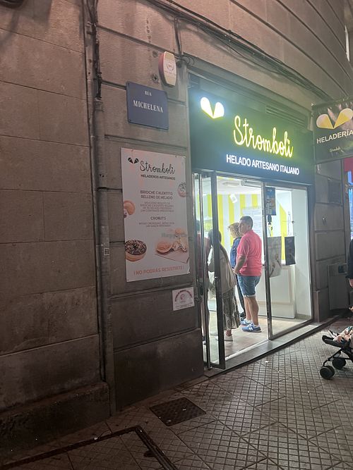 Long line = Good ice cream  at Stromboli in Pontevedra