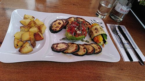 Gefüllte Avocado mit Grillgemüse und Kartoffeln (vegan) at Filosofia in Lahr