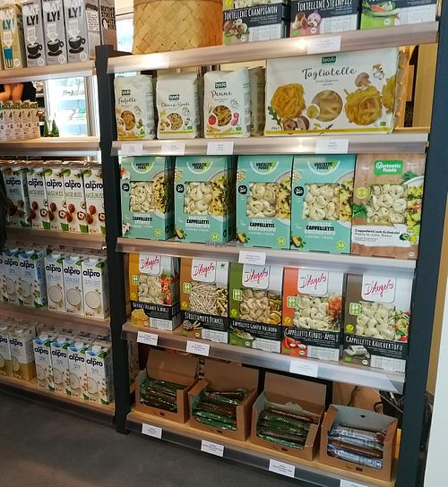 Eines der vielen Regale mit leckeren veganen Sachen. at JUST VGN in Bottrop