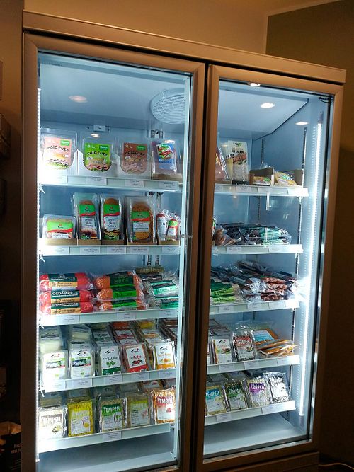 Noch ein Regal mit leckeren Sachen. at JUST VGN in Bottrop