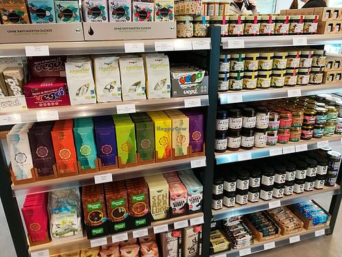 Regal mit veganen Lebensmitteln. at JUST VGN in Bottrop