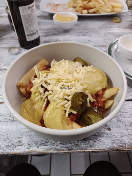 Chilli Cheeze Bowhl mit Pommes at Küche des Friedens in Rostock