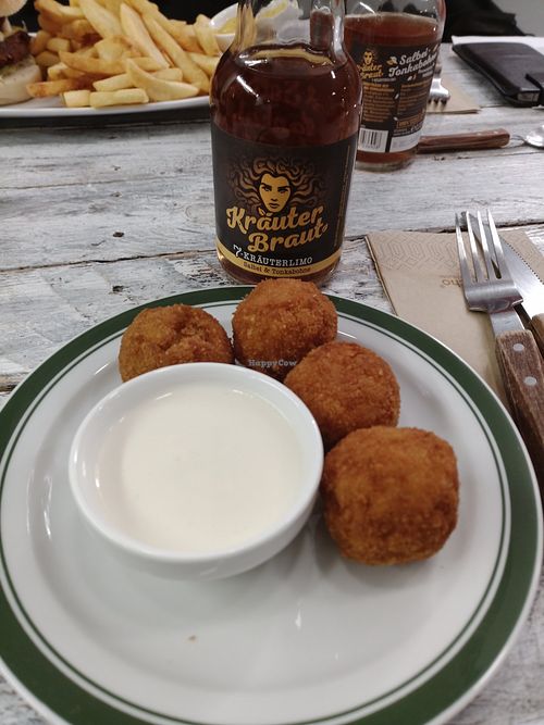Mac N Cheeze Balls mit Aioli at Küche des Friedens in Rostock
