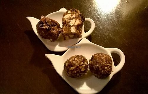 Vegan balls
Two cute balls with toasted peanuts and raisins royal
and
Panforte Vegan
Italian cake of dried fruit, nuts and spices. Underdone and very chewy. at Veda House - Sofia in Sofia