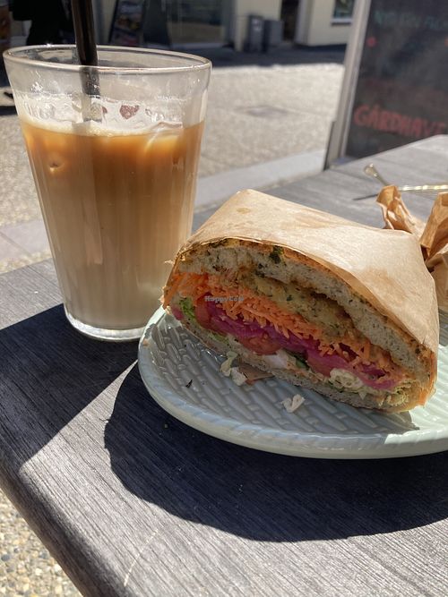 Eiskaffee und Falafel-Sandwich   at Sannewich in Haderslev