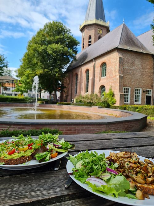Lekker vegan geluncht! Toast met avocadospread en toast met gebakken champignons. Overige vegan opties waren bruschetta, wortelsoep met kokosmelk en koffie met havermelk. at Fonteyn in Groede