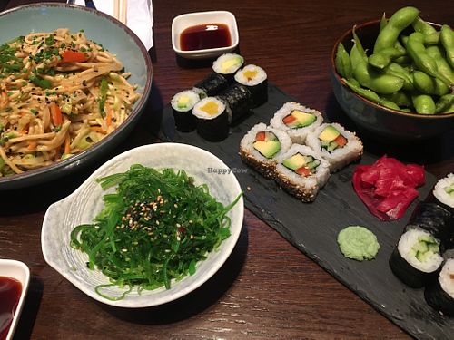 Noodles with peanut sauce, wakame salad, sushi, edamame - those are all vegan options at Makiman at Makiman in Bonn
