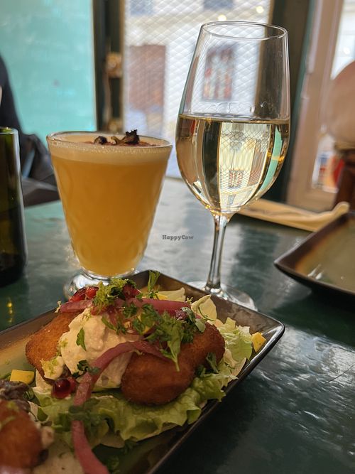 Oscar white wine, mandarine cocktail and ‘no-chicken tacos’   at B.Better in Paris