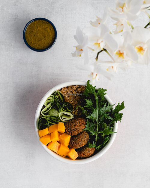 Bowl Bindi (Falafel, mix de lechugas asiáticas, pepino, mango, chutney de cilantro, quinua) at La Lleva in Bogota