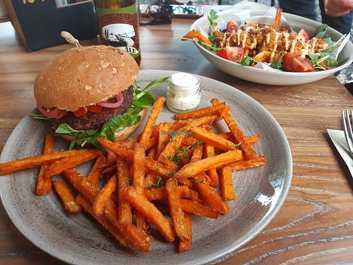 Jummie burger plus peelfrieten at Buitencentrum De Pelen in Ospel