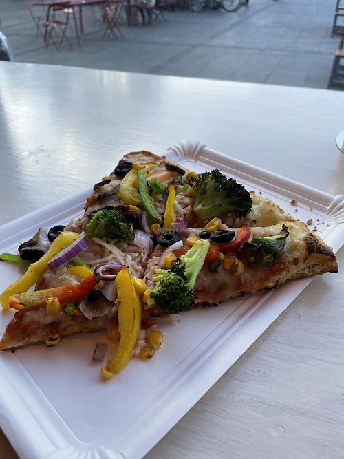 Ein Stück vegane Jungel Pizza at Manhattan Slice Pizza in Berlin