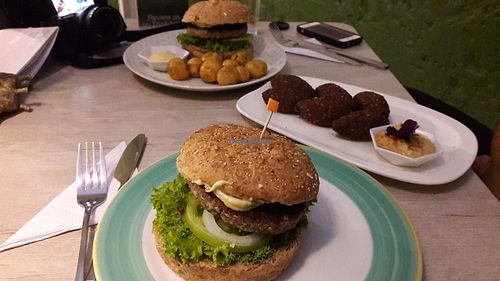 Hamburguesa 7 granos con papas criollas y salsa de maracuyá, falafel con hummus.  at Verdeo in Medellin