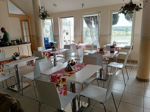 Hangulatos, modern kialakítású az étterem belseje és hangulatos külső terasz is van. at Govinda Étterem in Somogyvamos